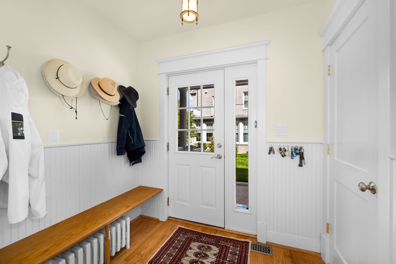 22 W OAK STREET