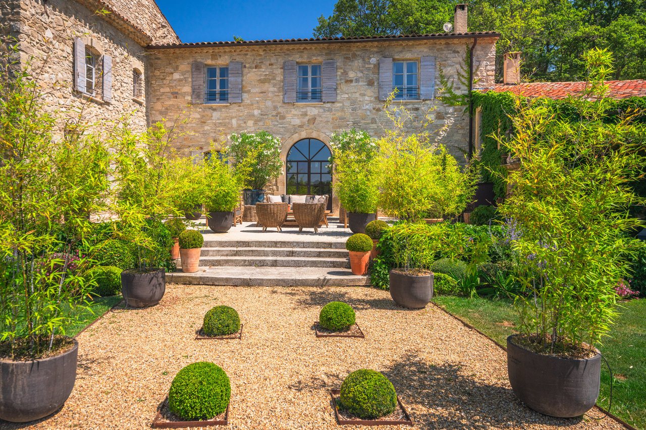 an exeptional domain of over 100 hectares in a dream location 