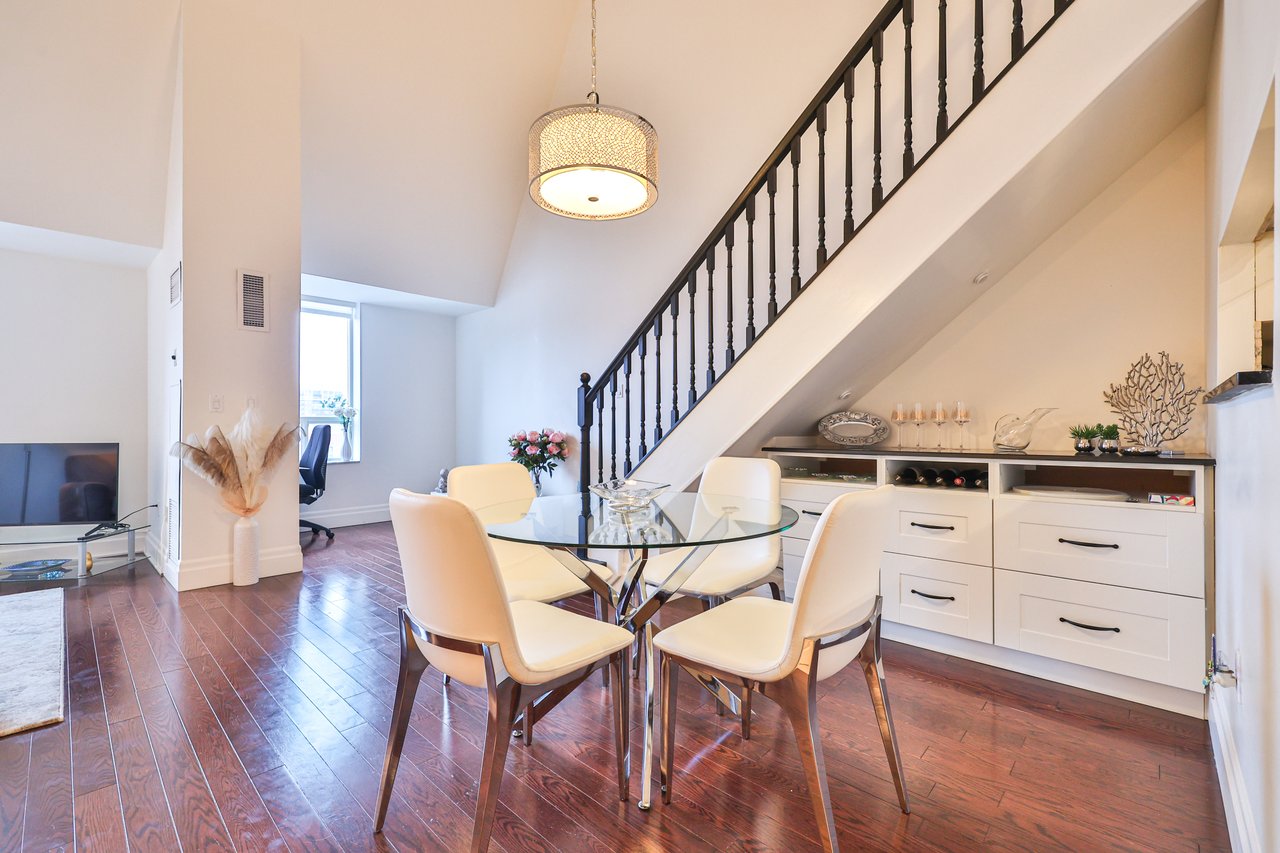 404-185 Robinson Street, Oakville
