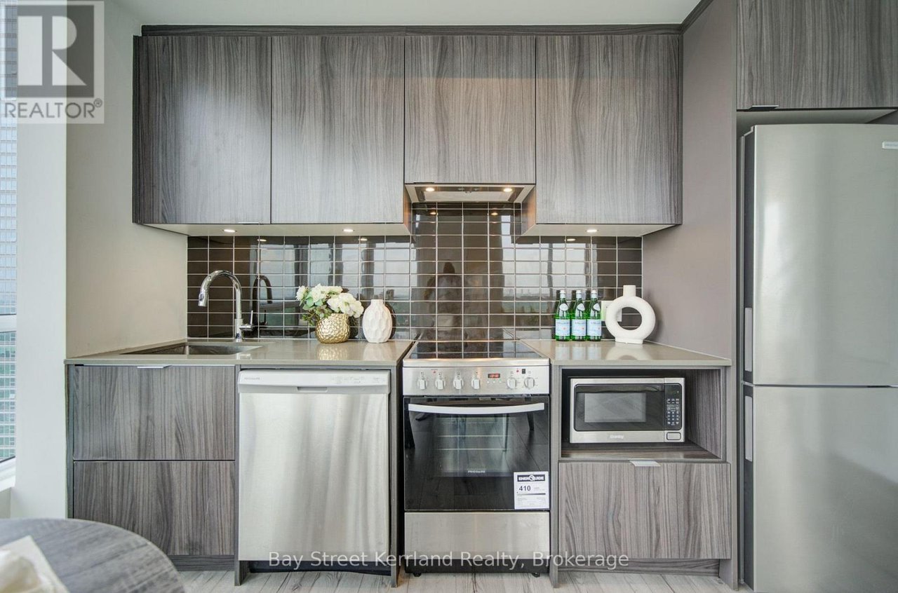395 Bloor St E #2808