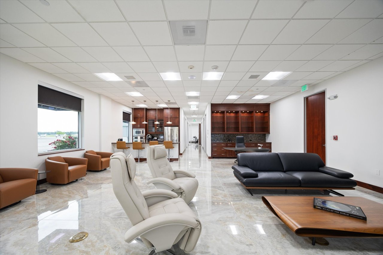 Hangar + Office - Sugar Land Regional Airport (KSGR)