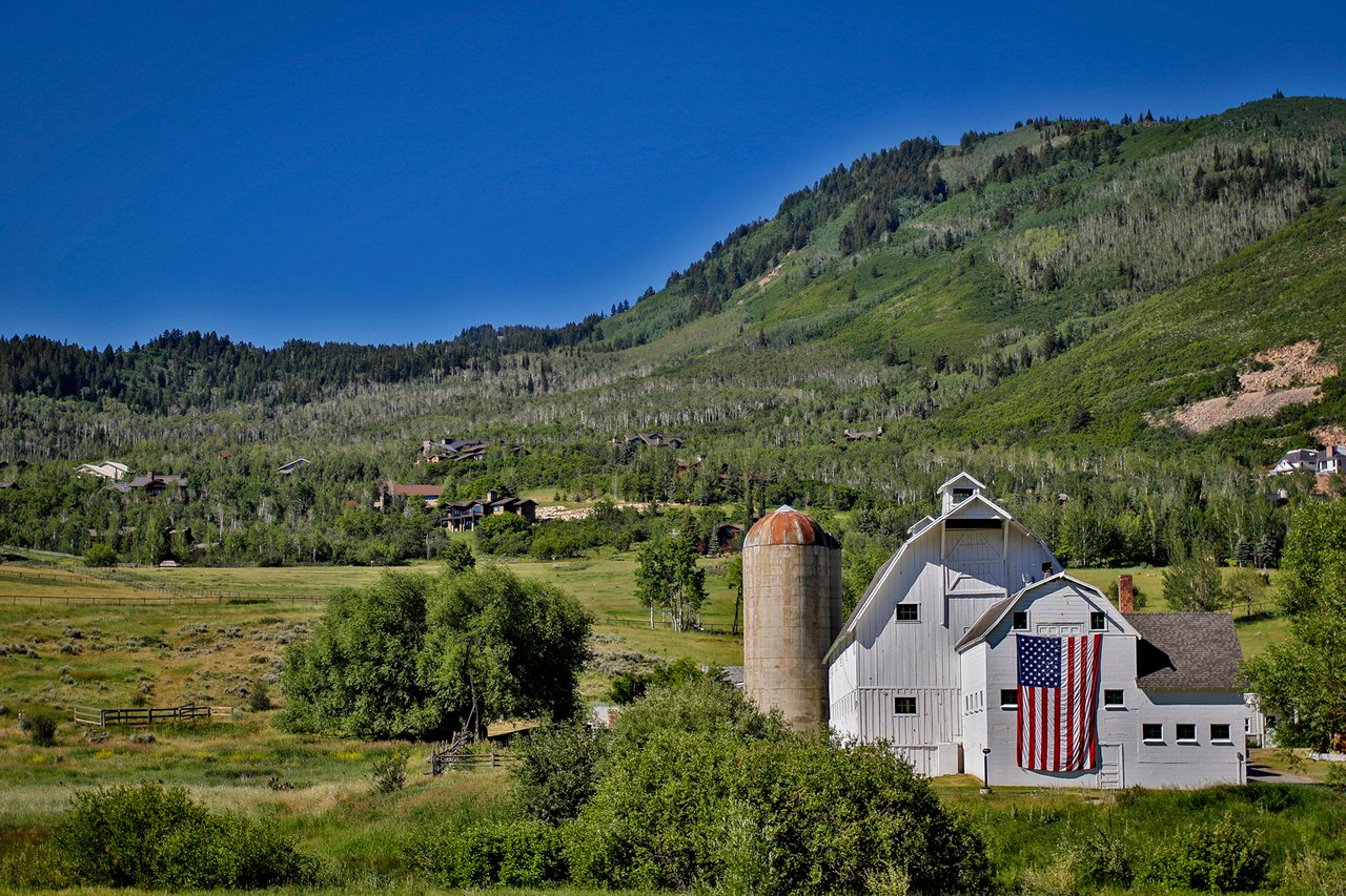 What makes Park Meadows an ideal neighborhood for full-time residents in the Park City School District?