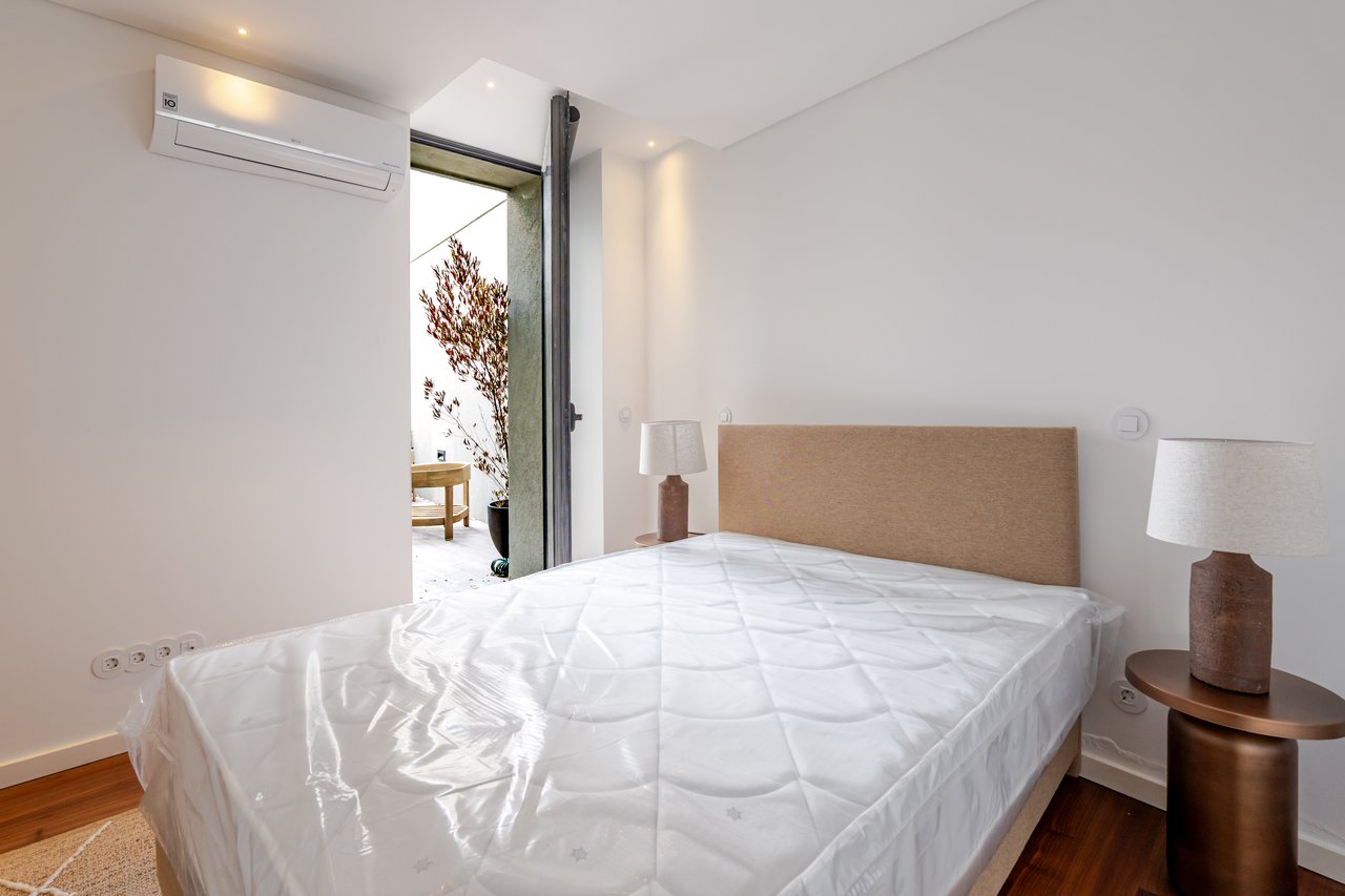 Elegant 2-Bedroom Apartment with Private Patio, Parking & Short-term Rental (AL) License in Central Porto