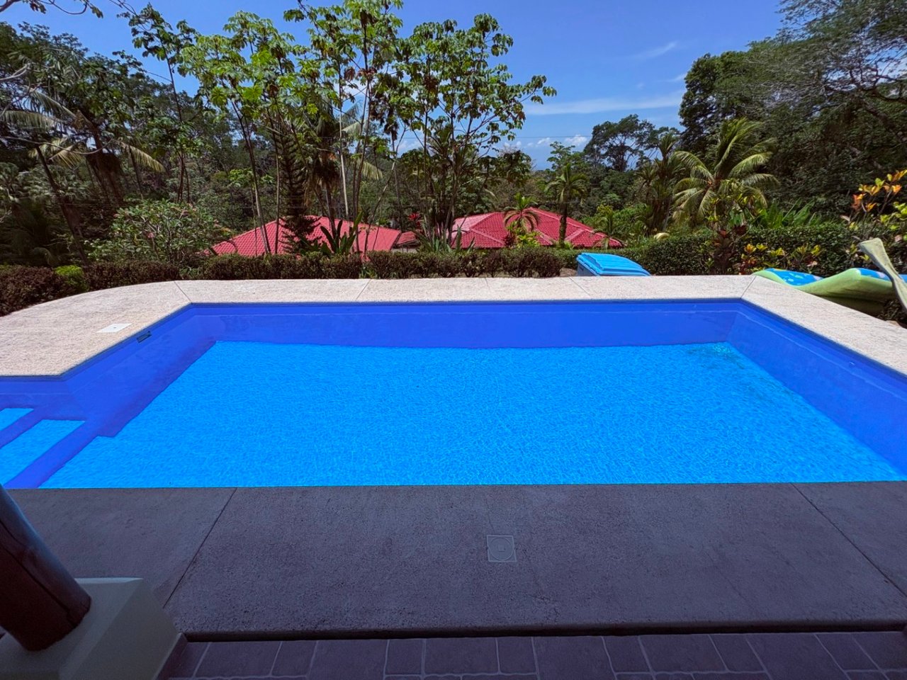 Move in ready 2 bedroom / 2 bathroom home with window ocean view and pool in Ojochal.