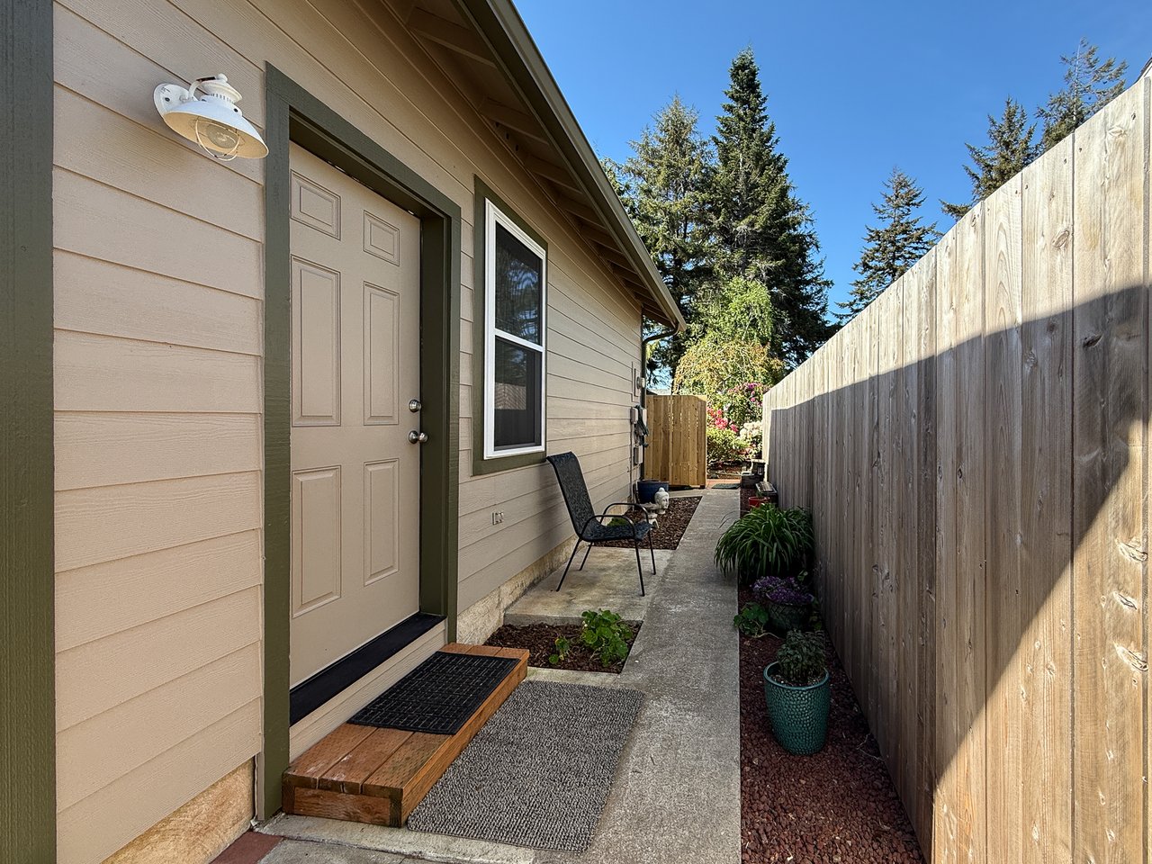 GORGEOUS 3 BEDROOOM HOME + GUEST SUITE IN GREAT EAST BANDON NEIGHBORHOOD!