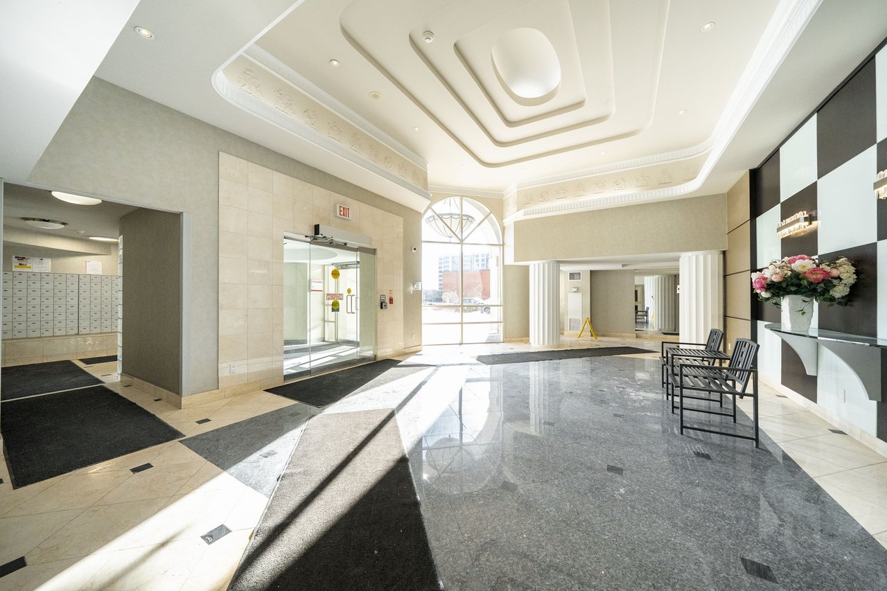 9015 Leslie Street, 807