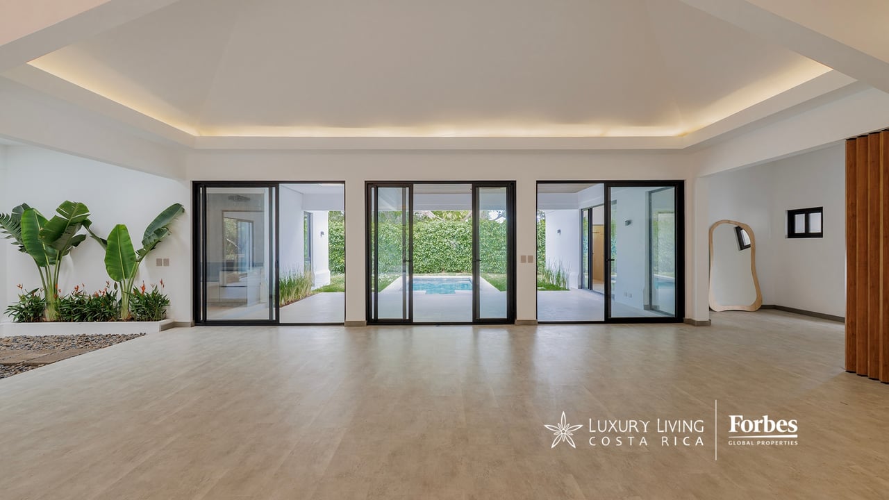 21468 - Remodeled 1-level house, 4 bedrooms, pool, terrace and garden