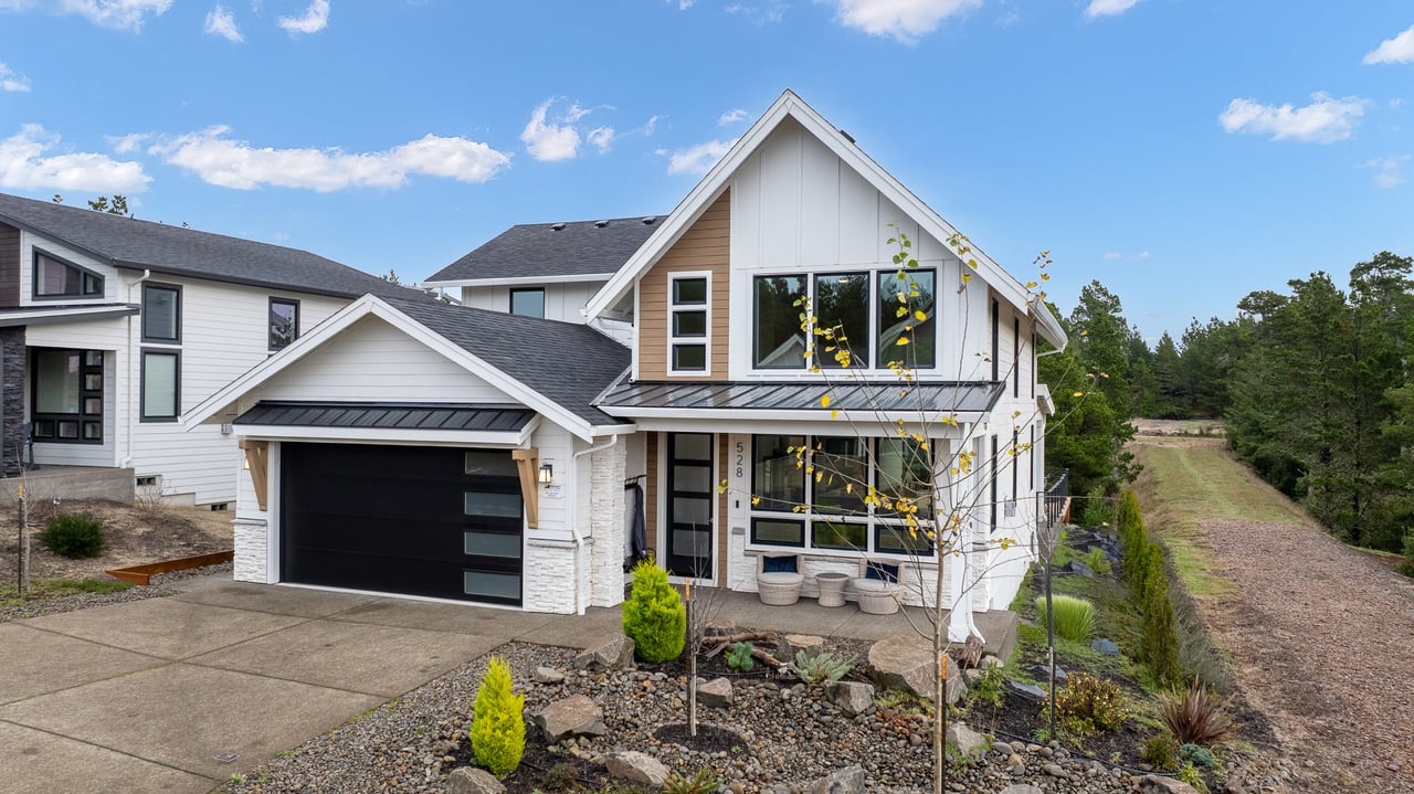 white home home and blue sky in manzanita