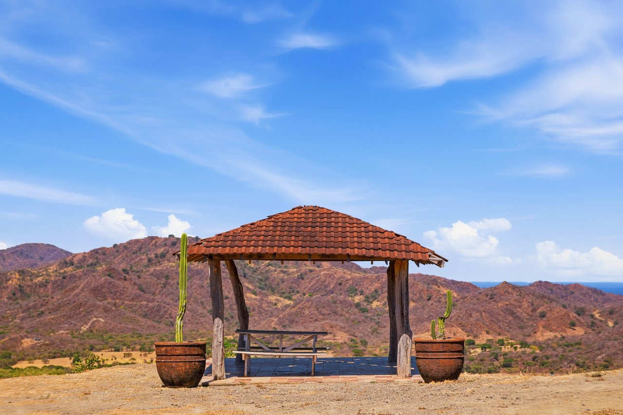 Finca Las Ventanas | Expansive Mountain View Estate Near Potrero