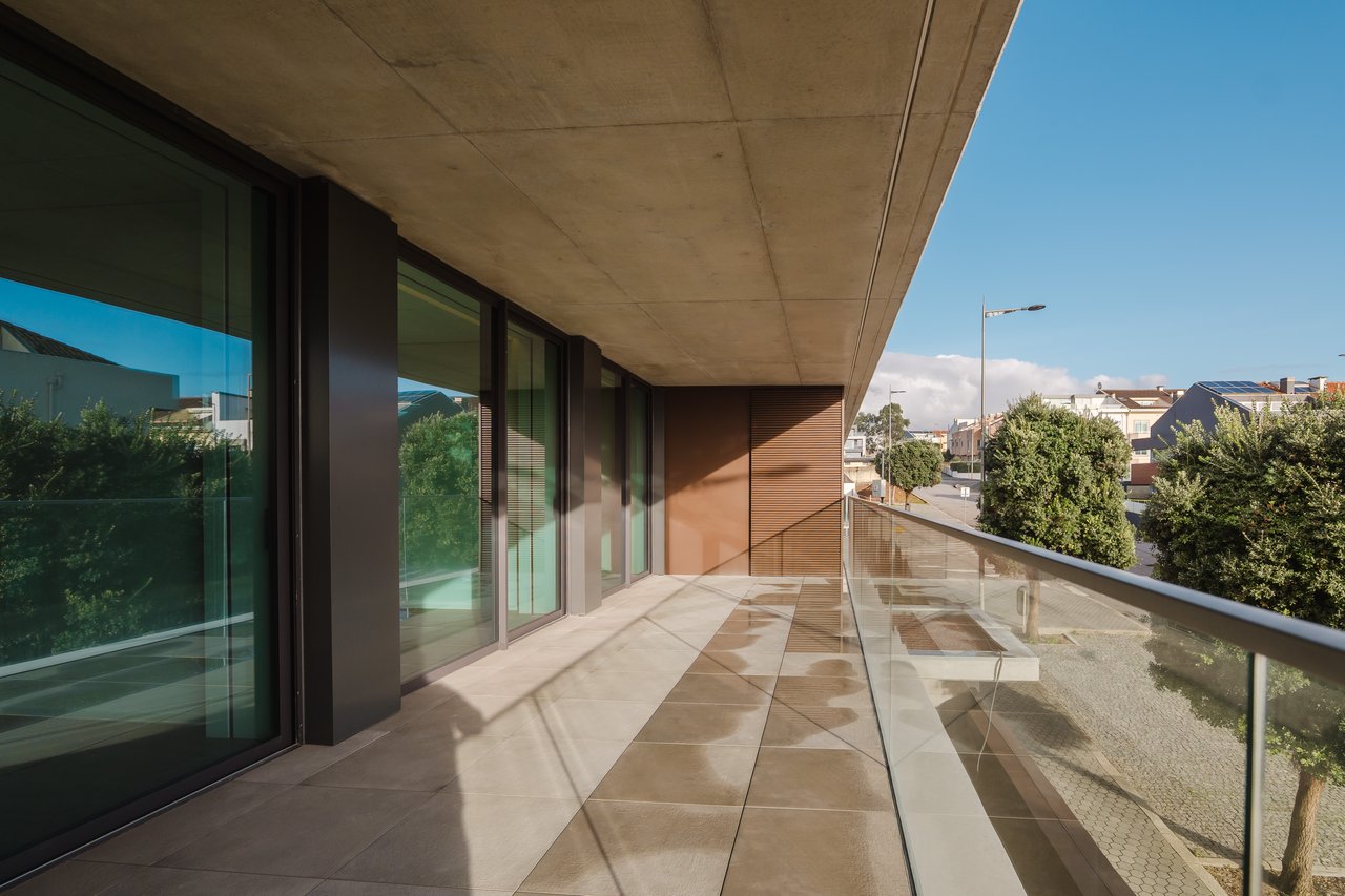 Luxurious 4-Bedroom Sea-View Apartment with Expansive Terrace and Parking in Vila Nova de Gaia