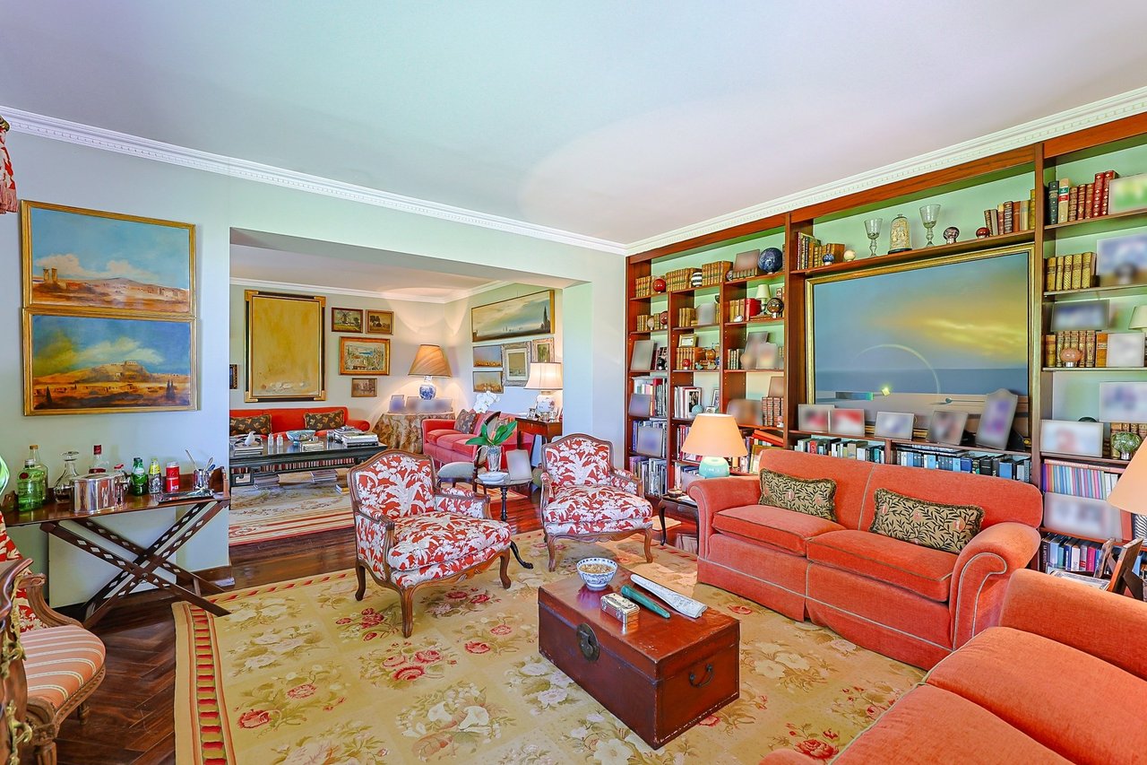 Elegant 10-Bedroom Villa with Sea Views in the Heart of Estoril