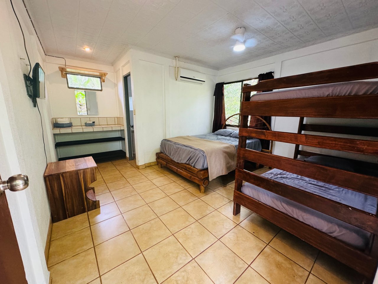 Downtown Uvita Commercial Room Rentals with Restaurant