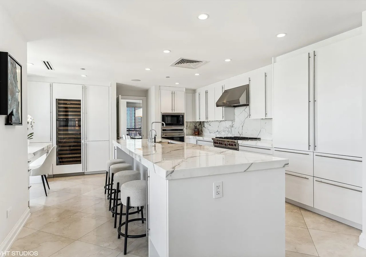 11 E Walton St APT 4202