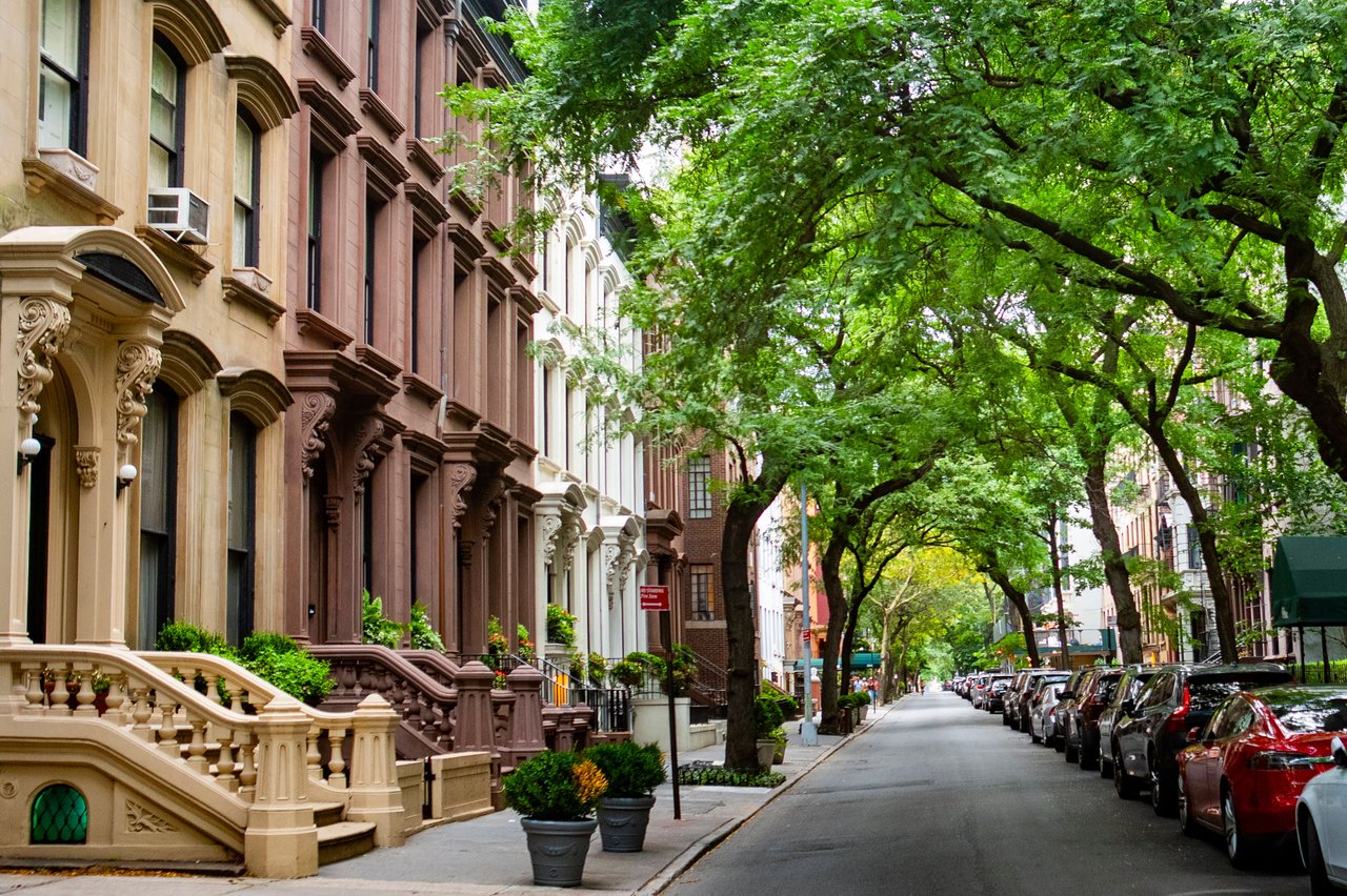 75 Livingston Street luxury loft condominium in Downtown Brooklyn featuring historic Art Deco architecture, oversized windows, spacious residences, and modern amenities.