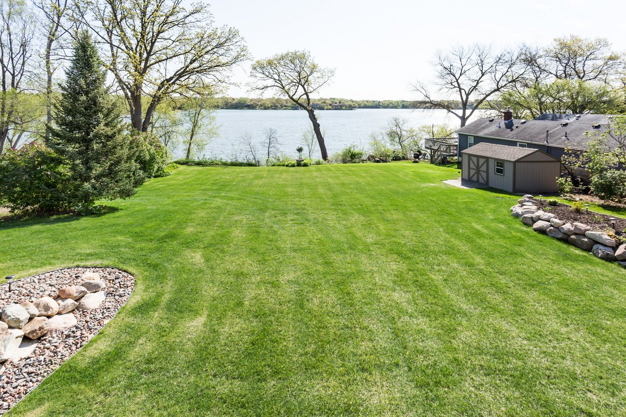 Beautiful Custom Home on Lake Johanna