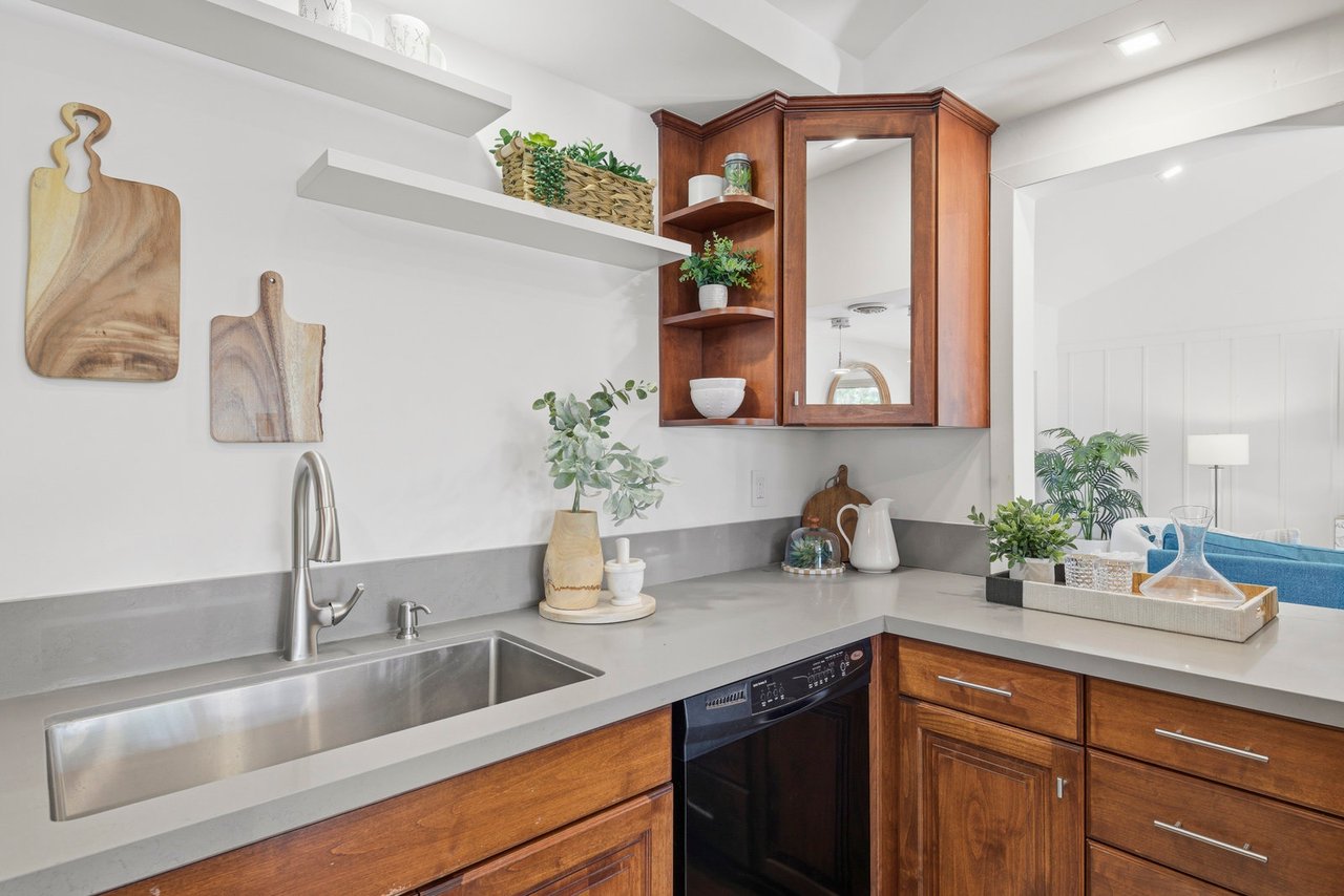 1541 Via Entrada Del Lago