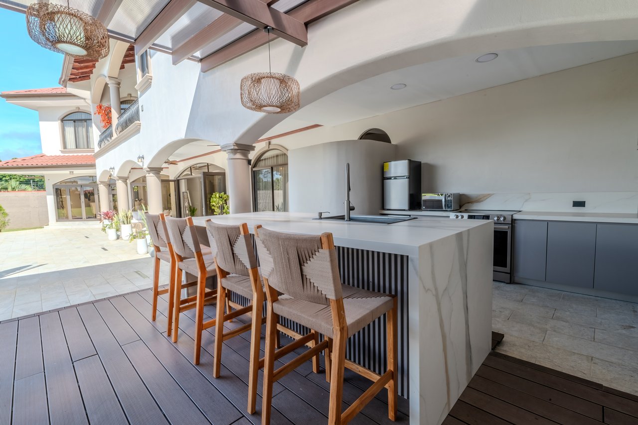 Luxury Home with Pool, Bar Area & Resort-Level Amenities | 5br, 4ba in Perez Zeledon 