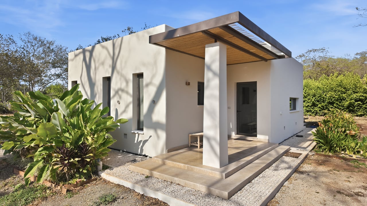 SANTA FE MODERN HOME IN CATALINA COVE | 5,410 M² LOT NEAR BEACHES