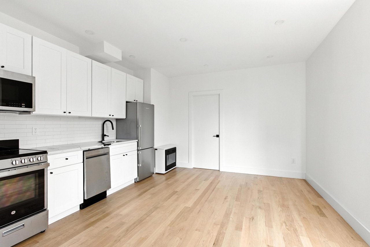 75 Baxter Street, #32