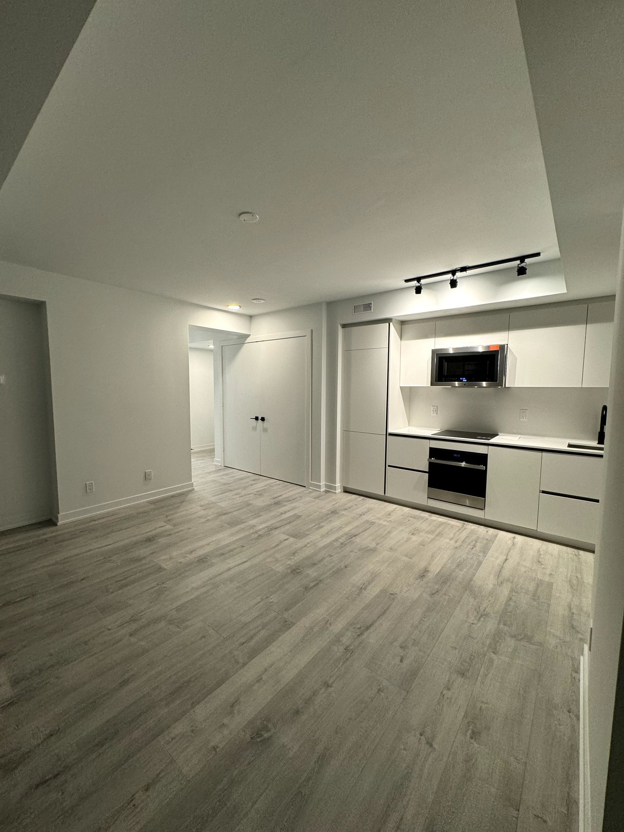 327 King St W Unit: 1102