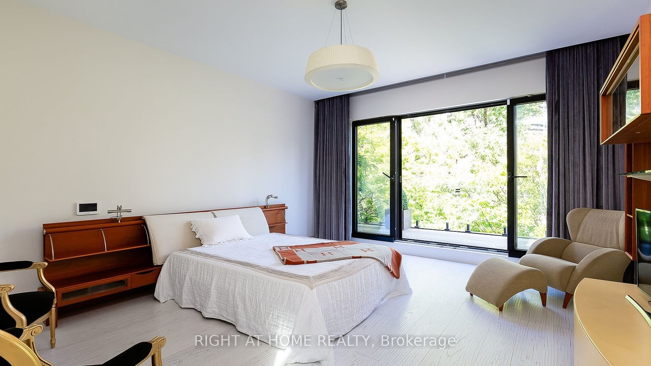 YORKVILLE FORESTY LUXURY