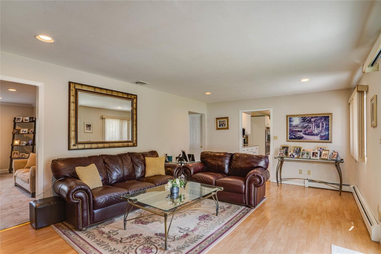 1 Stonehurst Ln