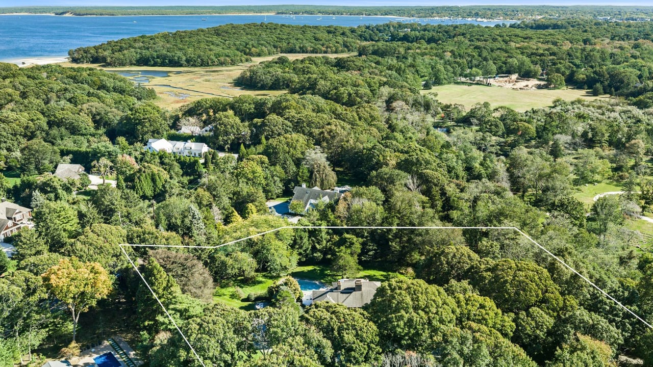 SPRAWLING, GATED GROUNDS IN NORTH HAVEN