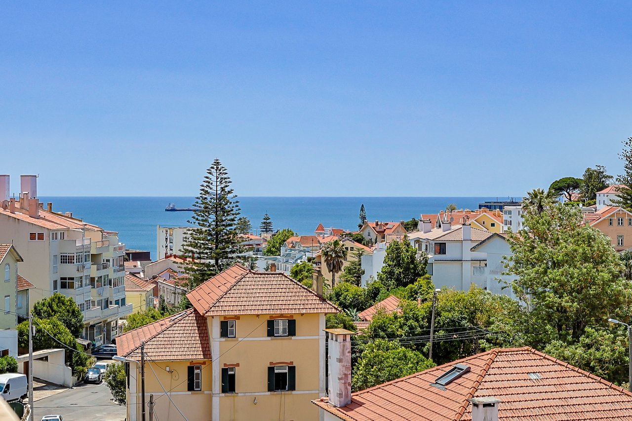 3-BDR Duplex with Sea View, Balcony & Private Lift in Monte Estoril
