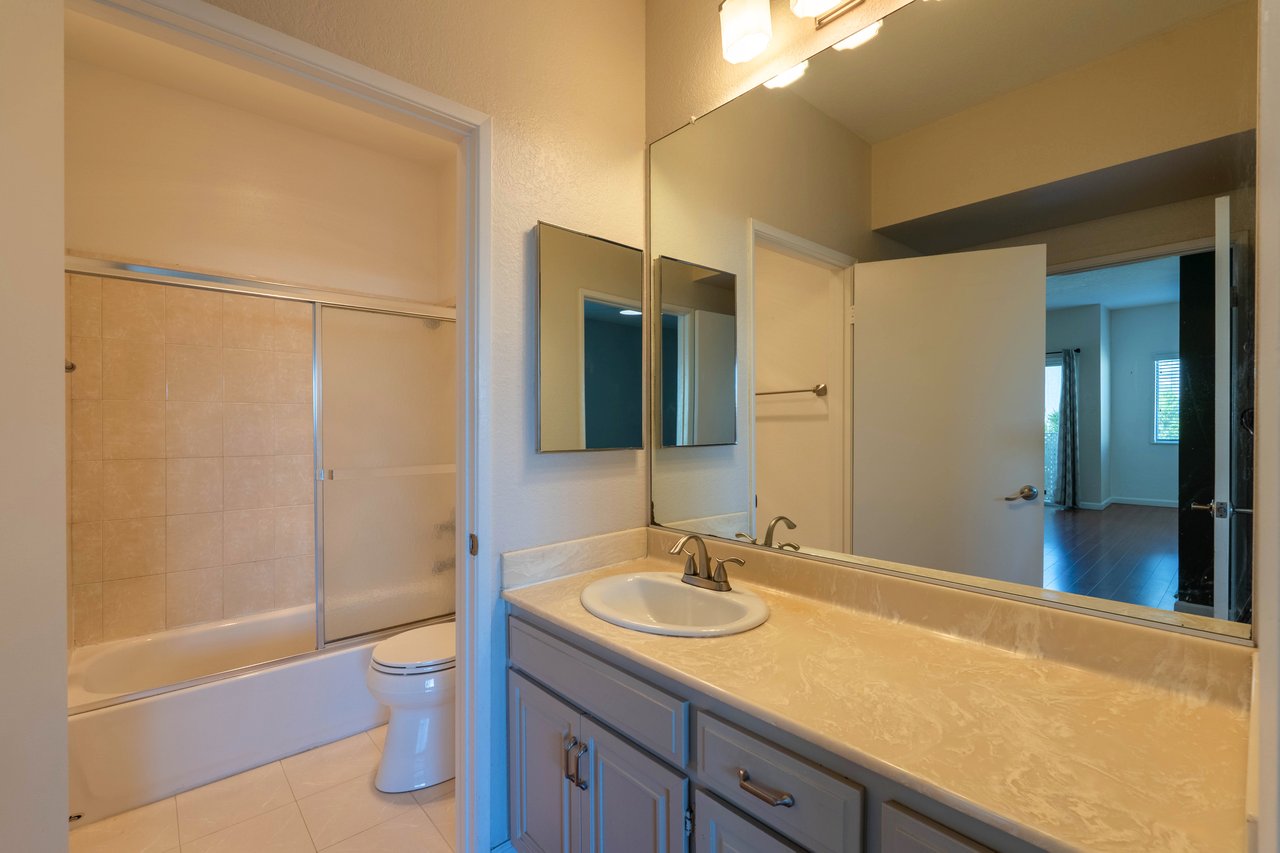 5135 Zelzah Ave #305