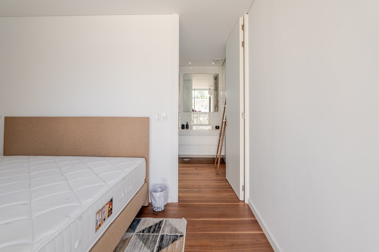 Modern 2-Bedroom Apartment with Expansive Private Terrace & Sort-term Rental (AL) License in Central Porto