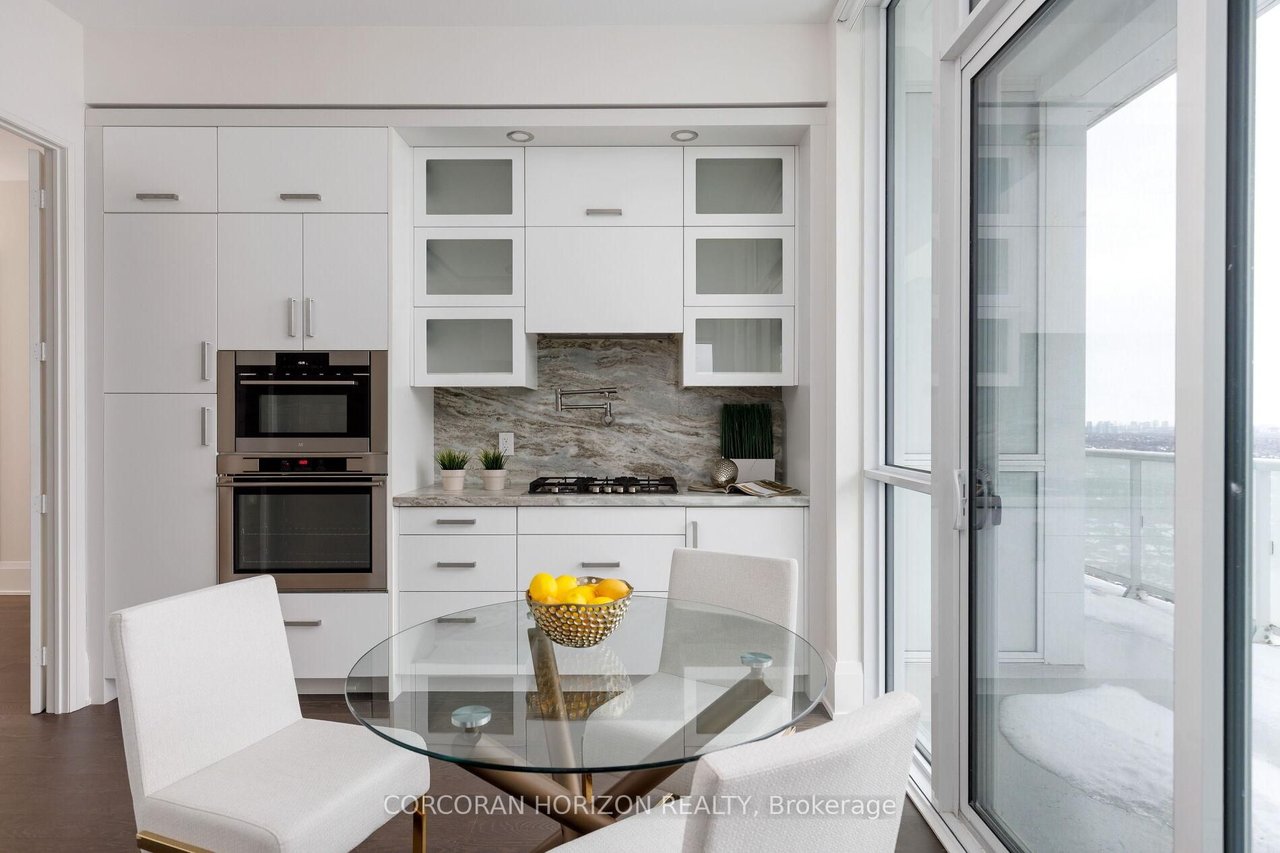 PENTHOUSE OPULENCE BY THE EGLINTON LRT