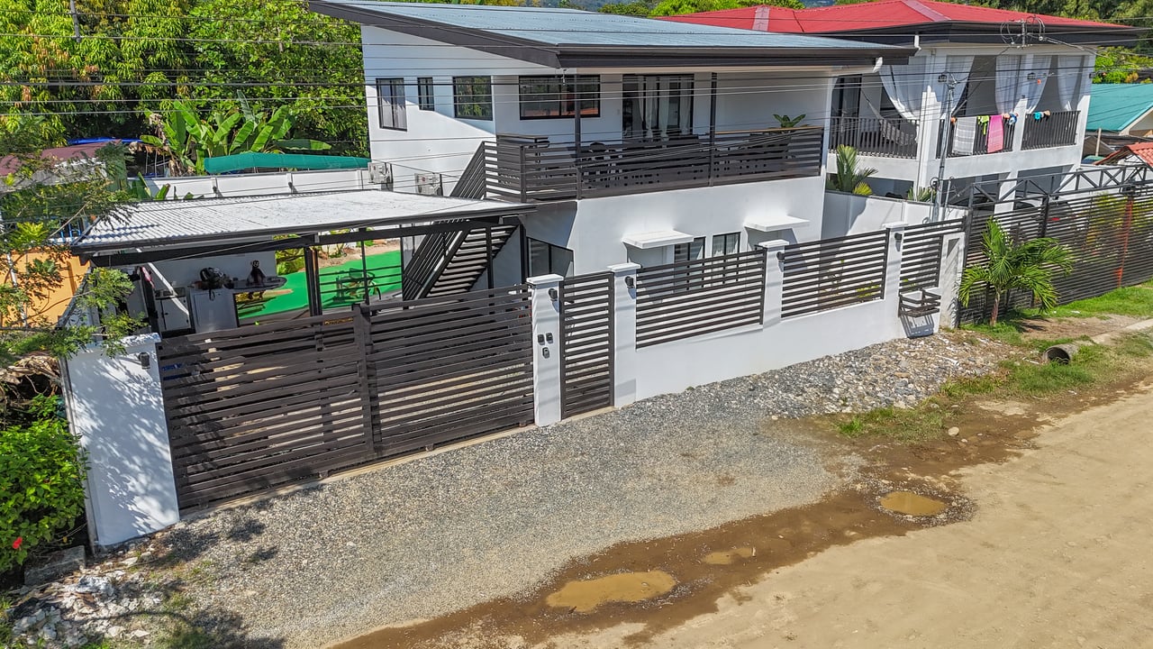A House With An Upper Live-In Suite & Two Fully Serviced Downstairs Rental Apartments Less Than 1 km From The Entrance to Marino Ballena National Park