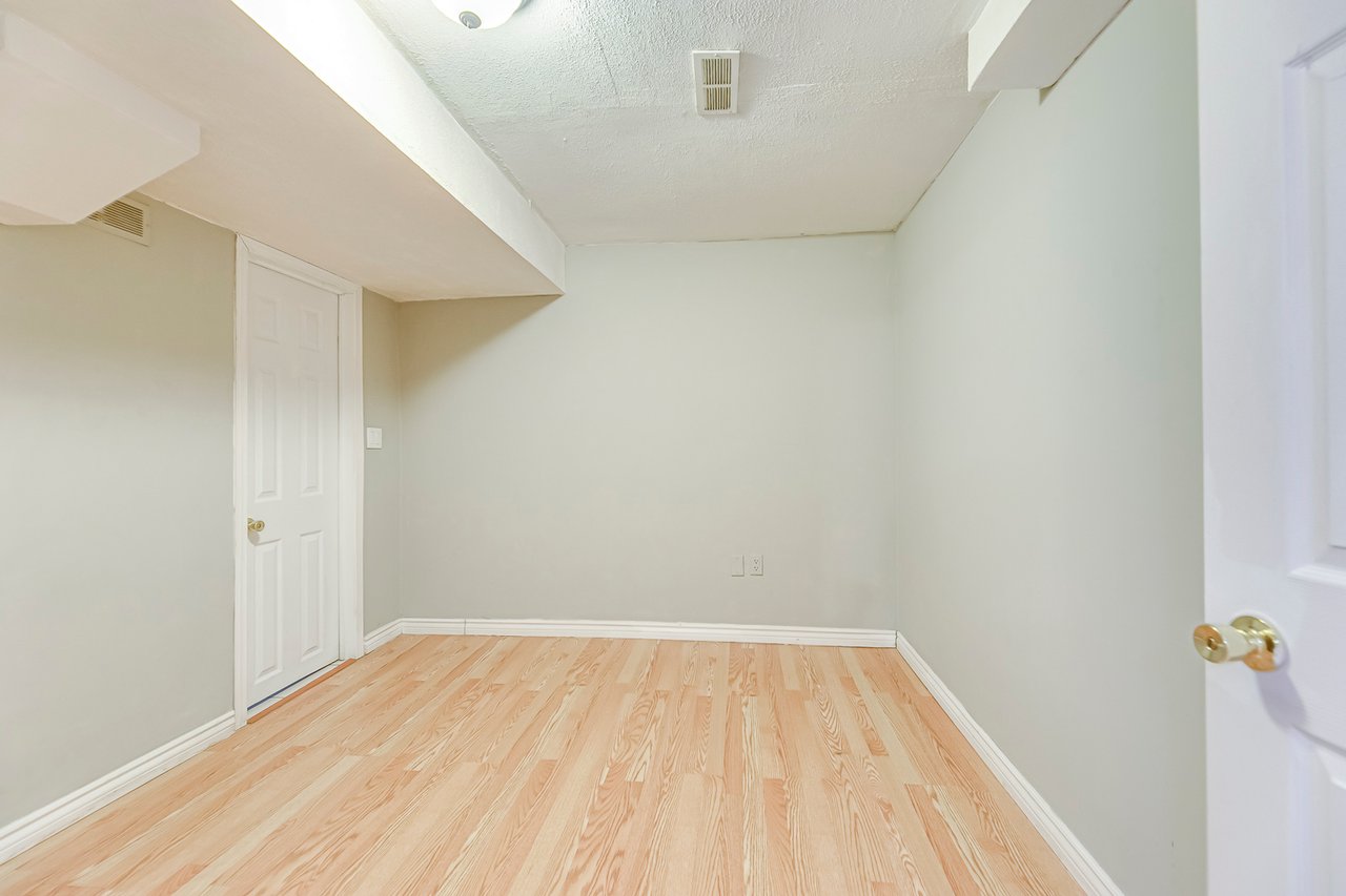 3042 Patrick Cres