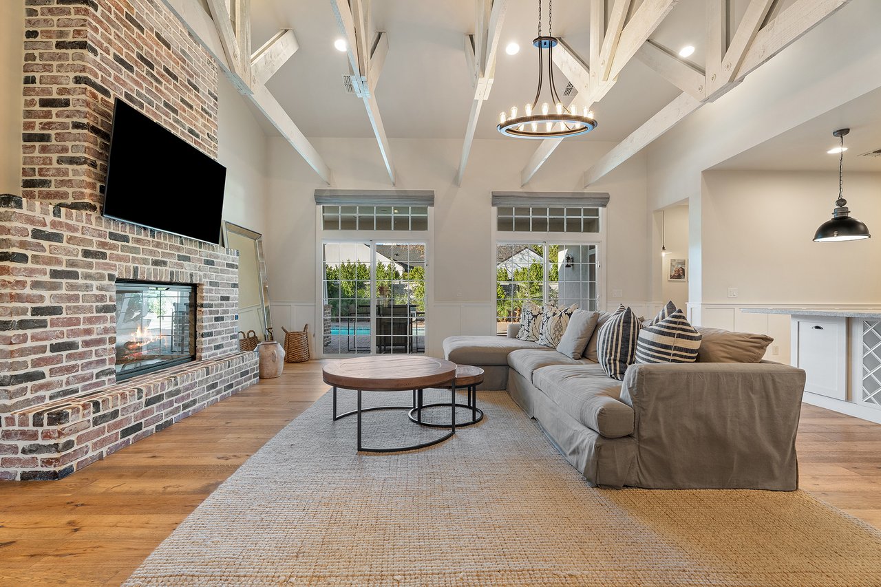 3838 E DEVONSHIRE Avenue