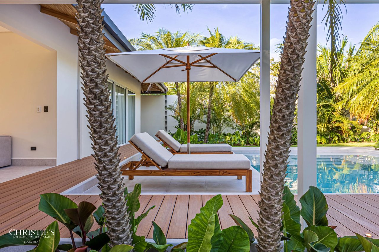 Modern Beachside Luxury Villa, Short Stroll to the Shore