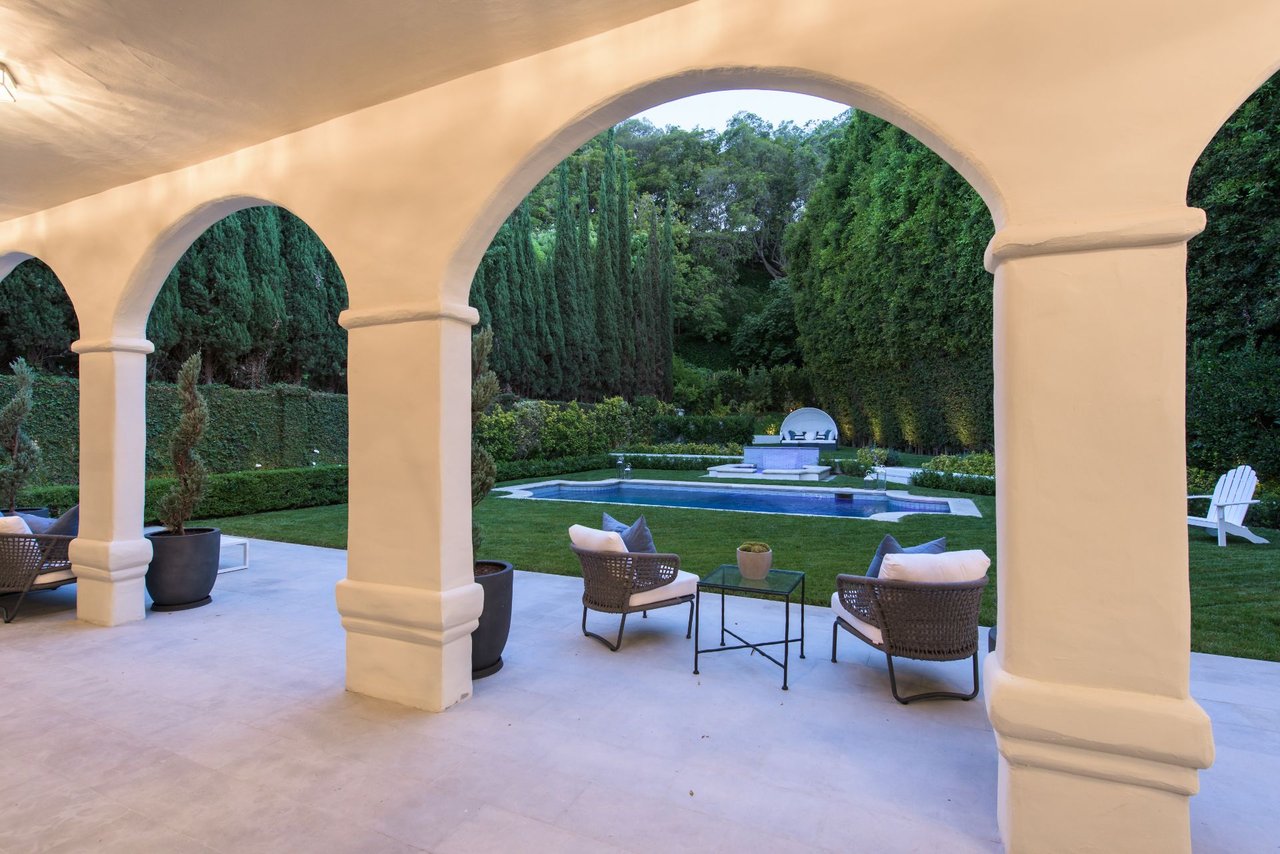 1275 Benedict Canyon Dr
