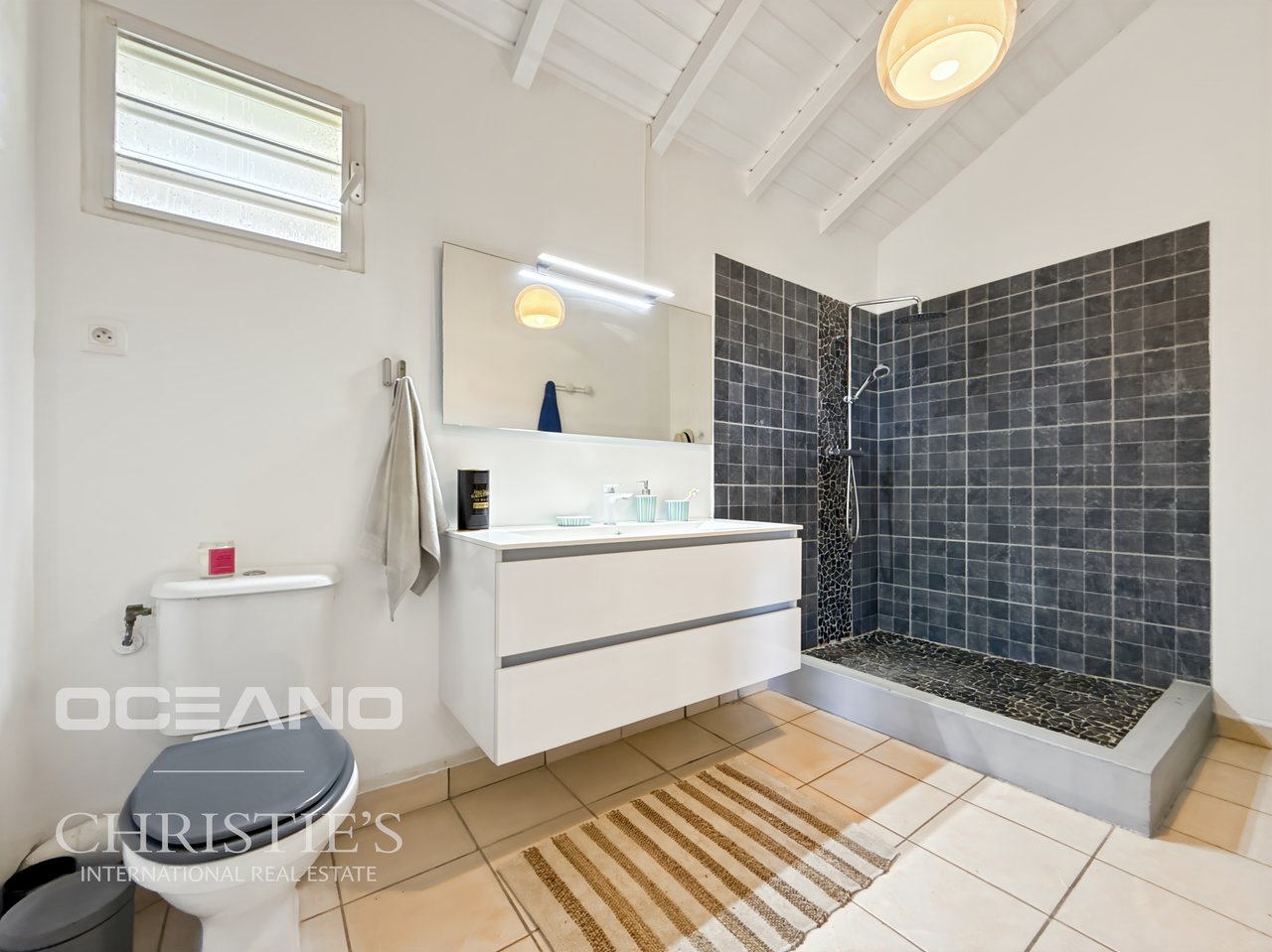 Spacious 3-Bedroom Villa + Studio – OYSTER POND