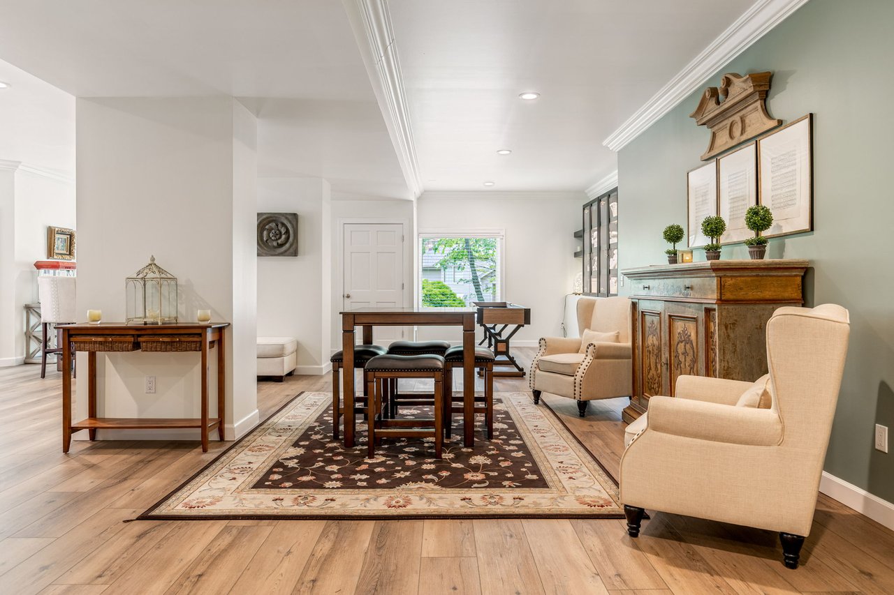 11 Lake Forest Court W