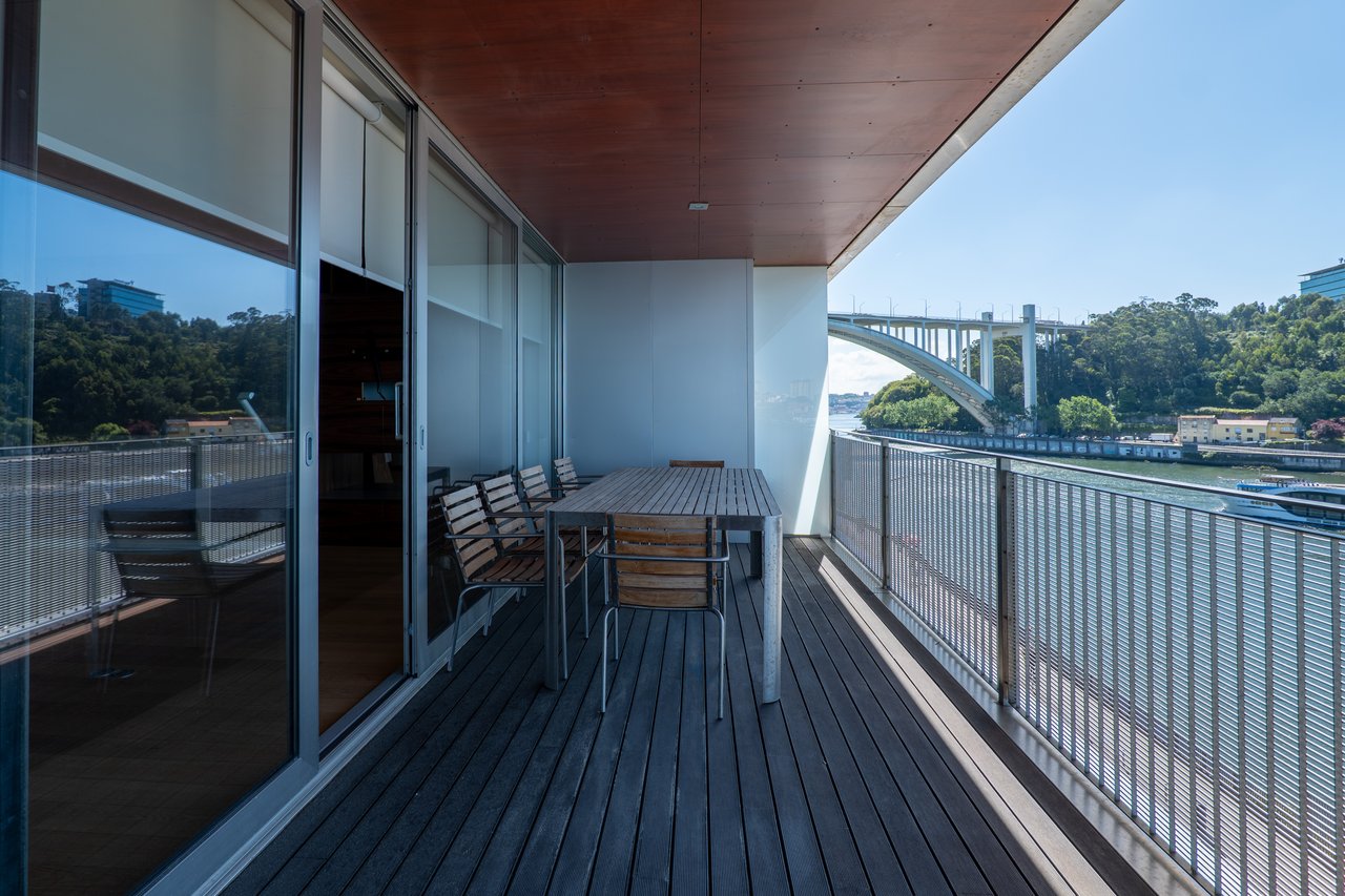 Sophisticated Three-Bedroom Apartment in Porto