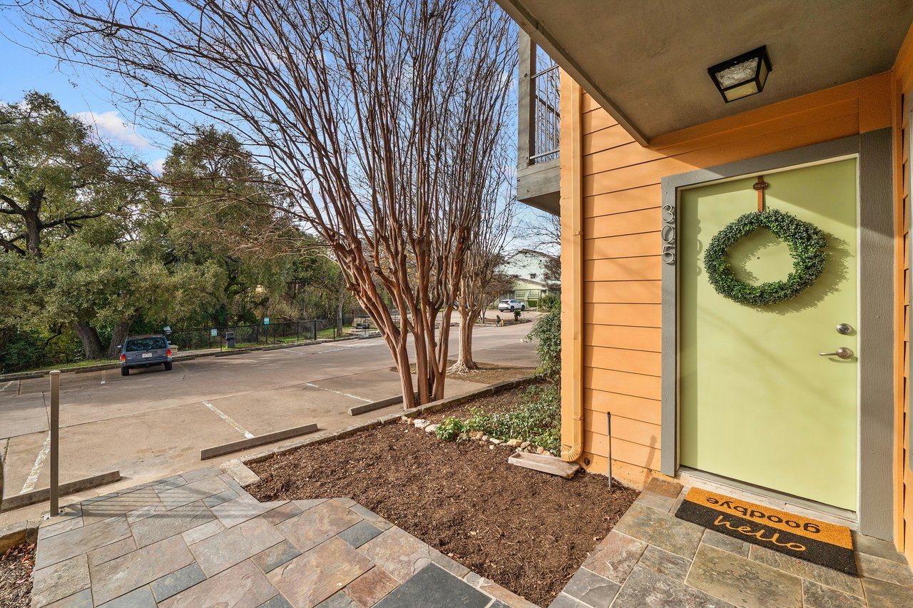 Stylish South Lamar Condo in Gated Ivy Condominiums – Prime Location with Top-Tier Amenities!