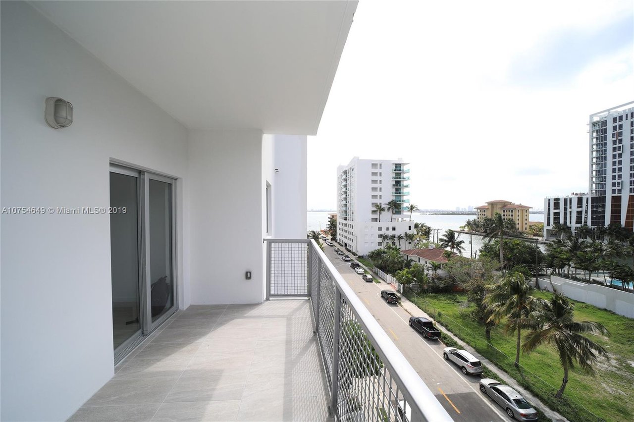 481 NE 29th St # 605