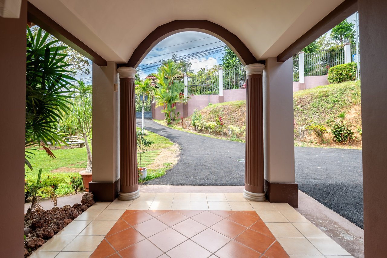 Spacious 5-Bedroom Colonial Home with 4 Bathrooms | La Bonita, Rivas.