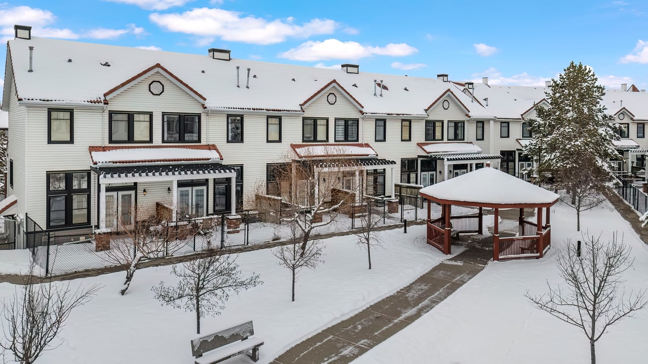 8910 Royal Oak Way NW