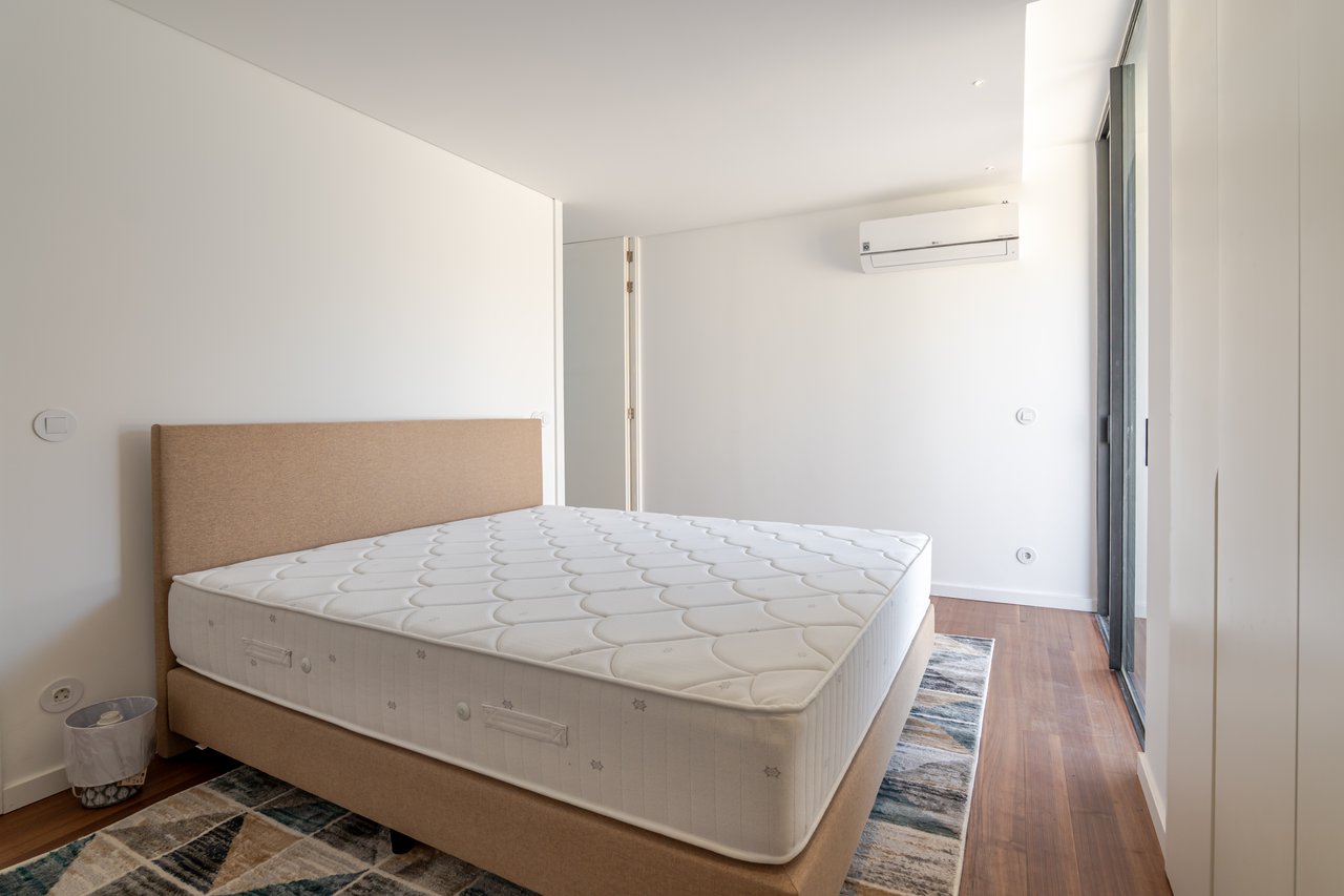 Modern 2-Bedroom Apartment with Expansive Private Terrace & Sort-term Rental (AL) License in Central Porto