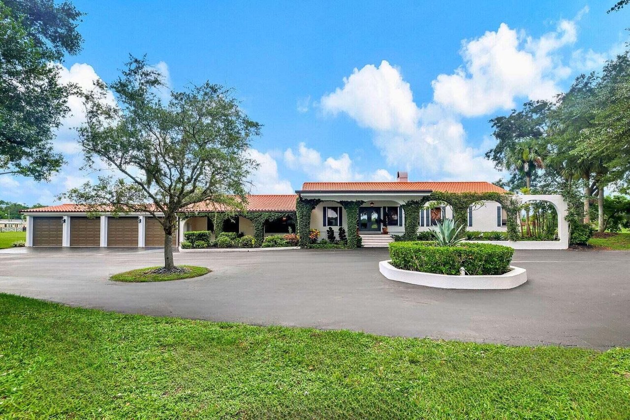 Luxury equestrian ranch property with fenced pasture and acreage in Okeechobee Florida