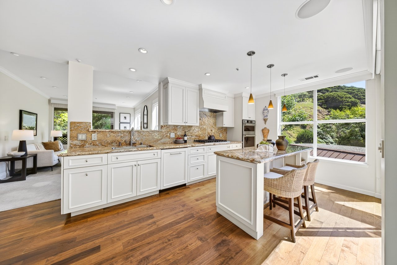 Luxurious End Unit in Point Tiburon