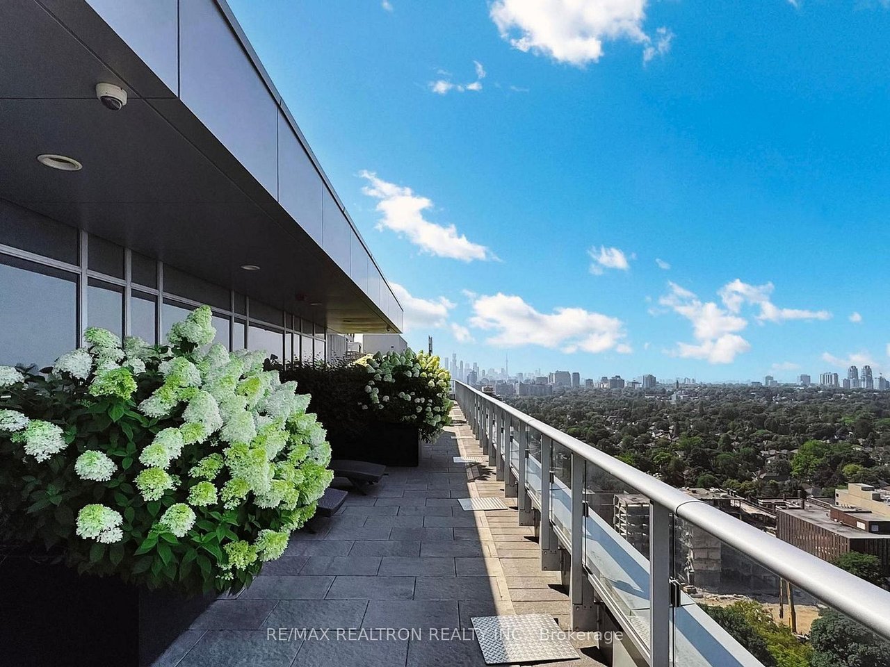 PENTHOUSE ON ENGLINGTON CROSSTOWN LRT