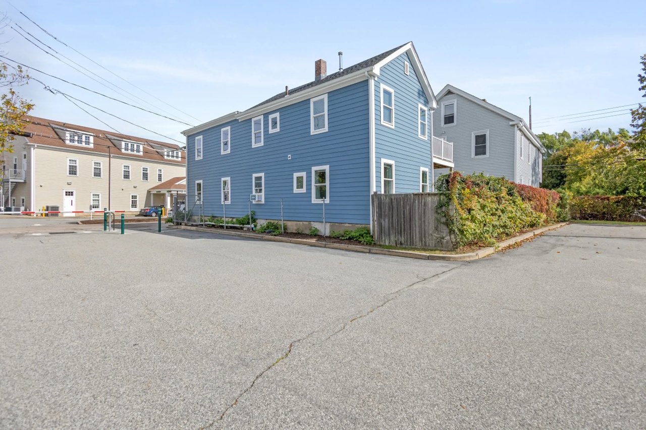 First Floor Apartment Near the Cliff Walk and More