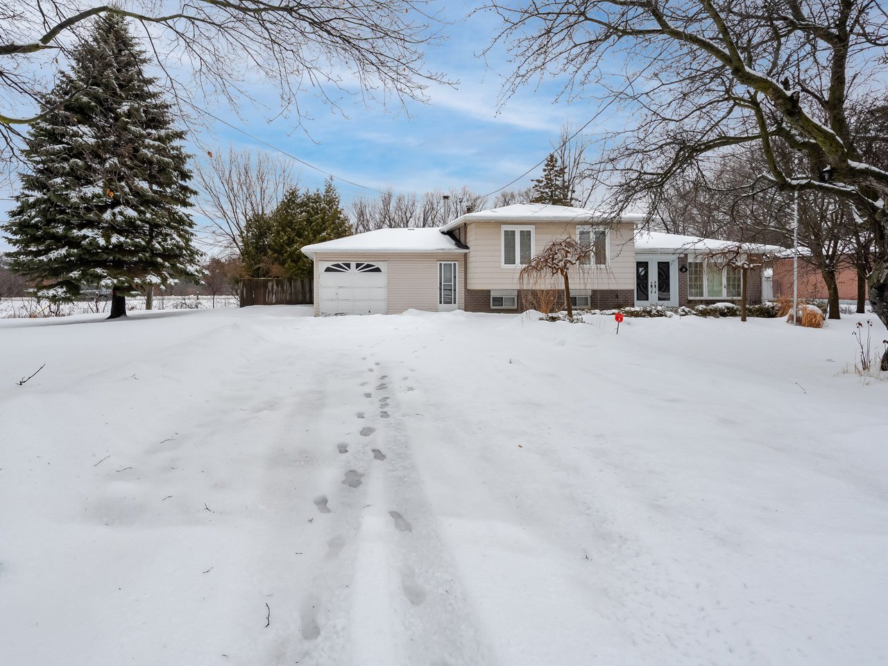 28 Lakeland Crescent