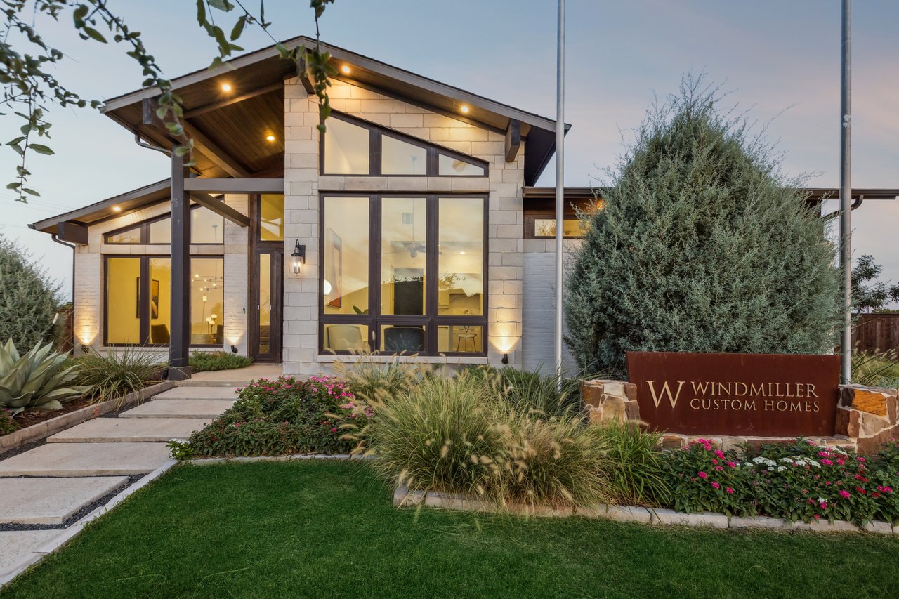 Want to learn more about this newest Jlux Listing, visit www.109bigskycircle.com.
